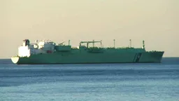 Повреждённый украинскими БЭК российский газовоз отбуксируют в порт Ливии