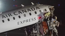 Два пилота погибли при столкновении самолета с машиной в аэропорту Нью-Йорка