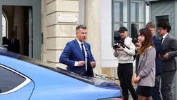 Новый лидер Венгрии на встрече с госСМИ и президентом страны пообещал избавиться от них