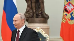 Путин подписал три закона о поддержке семей участников войны. Женам погибших военных разрешили бесплатно поступать в вузы и колледжи