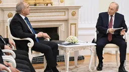 Лукашенко поздравил Путина с Днем России
