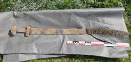 Норвежский первоклассник нашел меч викингов возрастом 1300 лет на обычной школьной экскурсии