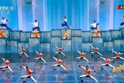 仿生“蔡明机器人”、机器人武者、演员和机器熊猫共登春晚舞台