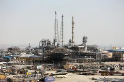 霍尔木兹海峡局势紧张 国际油价高开低走、波动剧烈(含视频)