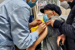 减轻呼吸道疾病负担 专家吁为“一老一小”免费打疫苗