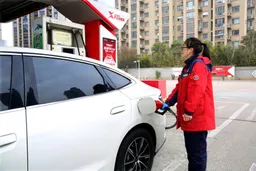 国内汽柴油实施临时价格调控 上调幅度减半