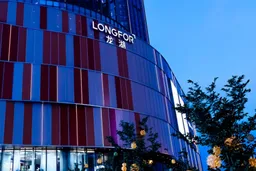 龙湖首现股东应占核心净利亏损 开发业务失速转型承压