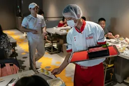 海底捞调查“强制员工买礼物应对顾客投诉” 董事会担责、张勇致歉