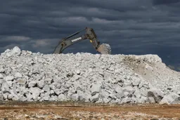 储能需求强劲叠加国内外供应扰动 碳酸锂或迎新一轮震荡上行