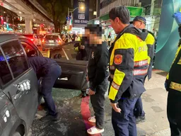 快訊／和男友吵架失控！新埔裸女衝出車 嚇壞路人