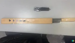 新／北大捷運站前 男持刀砍前同事、用腳踹臉落網