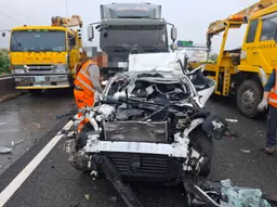 國道嚴重死亡車禍！轎車慘成「夾心餅乾」 駕駛傷重不治