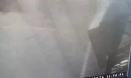 疑未先打地基！桃園老屋重建突崩塌 驚險瞬間曝光