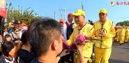 白沙屯媽祖進台中突停下交換花束 廟方曝背後原因