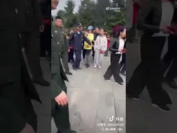 4月5日毛新宇携家人韶山祭祖，一名女子手举一张大纸下跪被拖走。