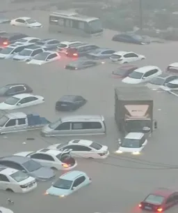 #中国 今年首个城市大淹水!  #广西 钦洲强降雨  #交通瘫痪 、低洼地惊见“瀑布”