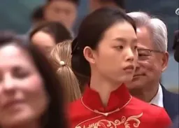 胸部一大一小藏设备?  #川习会  #国宴 女服务生不简单 网友起底恐为 #情报员