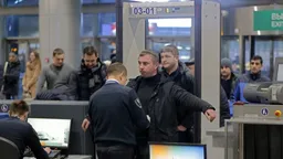 Не менее 40 граждан Израиля задержали по прилете в Москву; их продержали без воды и еды около пяти часов и отпустили после допроса, на котором обвиняли в войне с Ираном