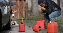 Сеть АЗС "Нефтьмагистраль" после запроса ФАС резко снизила цены на топливо