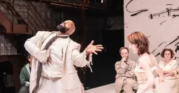 🎭 Дмитрий Крымов поставил в Нью-Йорке спектакль Uncle Vanya, переосмыслив пьесу Чехова