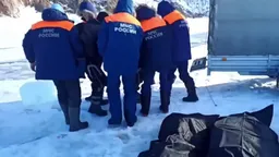 После гибели туристов из Китая подо льдом Байкала на озере провалились ещё две машины