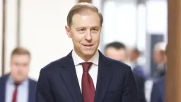 Путин присвоил вице-премьеру Мантурову звание Героя России