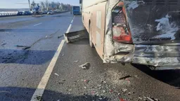 Шесть человек пострадали в аварии с микроавтобусом на Калужском шоссе в Москве