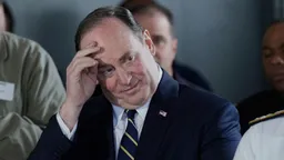 Миллиардера из окружения Трампа сняли с поста министра военно-морских сил США