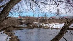 Пассажир вытолкнул проводницу из поезда