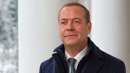 Дмитрий Медведев стал главным редактором школьных учебников по обществознанию для 9-11 классов