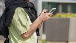 Петербуржца оштрафовали за слова в частном звонке по WhatsApp после доноса собеседника