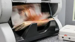 Россиянам предложили ограничить выдачу наличных в кассах банков