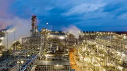 🏭 Удары ВСУ по российским НПЗ вывели из строя около 23% нефтеперерабатывающих мощностей России, которые перерабатывают около 16% бензина
