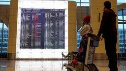 Россияне начали чаще искать, как уехать из страны