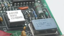 Крупного изготовителя электронных компонентов для ракет и БПЛА оштрафовали за срыв запуска серийного производства кварцевых генераторов