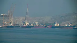 伊朗称封锁霍尔木兹海峡后，中国敦促各方维护海峡安全