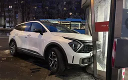 Автомобиль с дипломатическими номерами Азербайджана врезался в вестибюль метро «Пражская» в Москве