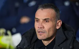 Клуб Захаряна уволил главного тренера