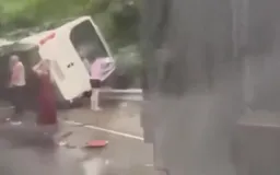 В Подмосковье грузовик влетел в маршрутку, один человек погиб и 12 пострадали