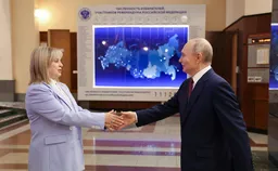 Памфилова подарила Путину протокол об избрании президентом в виде свитка