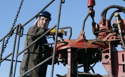 Казахстан повысит экспортные пошлины на нефть и светлые нефтепродукты на 44% в мае/апр 26г