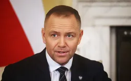 Президент Польши Кароль Навроцкий выронил пакетик со снюсом в телеинтервью