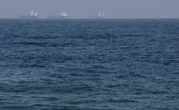 Два судна подверглись атакам у берегов ОАЭ вблизи Ормузского пролива