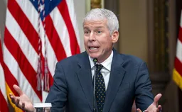 Нефть упала ниже $99 за счет надежд на диалог США и Ирана