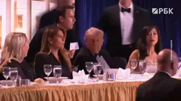 Ежегодный ужин в центре Вашингтона, организованный Ассоциацией корреспондентов при Белом доме, собравший 3 тысячи участников — президента с супругой, вице-президента, членов кабинета министров, влиятельных представителей вашингтонского бомонда, журналистов крупнейших изданий и каналов, — был бесцеремонно нарушен в 20:30, через 20 минут после того, как на сцене появилась президентская чета