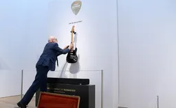 Гитара лидера Pink Floyd стала самой дорогой за всю историю продаж