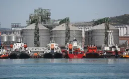 Нефть падает на 1% после возобновления перевалки на терминале в Новороссийске