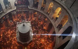 Благодатный огонь сошел в Иерусалиме и доставлен в Москву