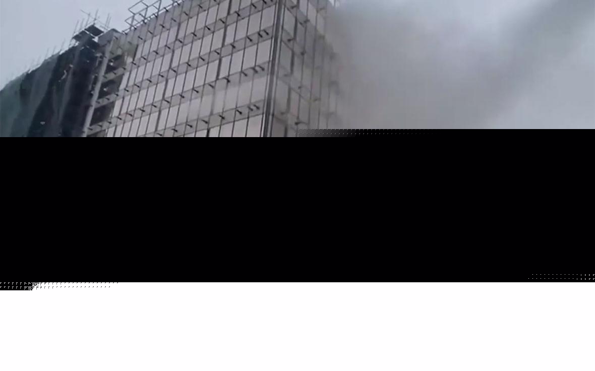 Один человек погиб, еще шесть пострадали при пожаре в строящемся здании в Москве