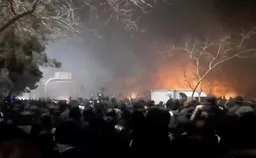 В Тегеране люди защищают свои районы, несмотря на стрельбу силовиков из автоматов